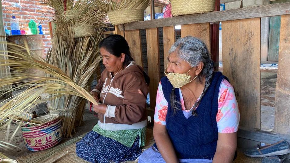 Las artesanas elaboran los cubrebocas con palma. (Óscar Rodríguez)
