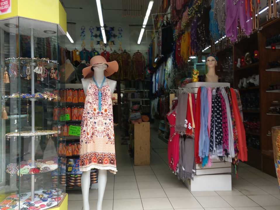 Comercios no esenciales permanecen abiertos en León (Foto Alexander Suárez)