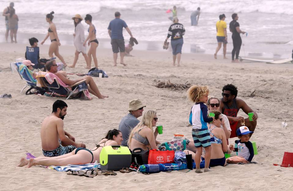 Coronavirus en California. Miles de bañistas acudieron a las playas, sin temor al covid-19 (AP).
