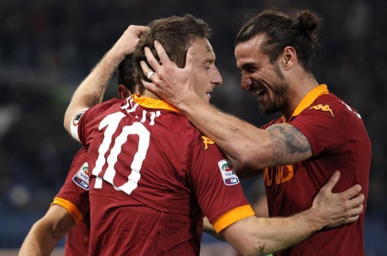 Franceso Totti y Pablo Daniel Osvaldo (Reuters)