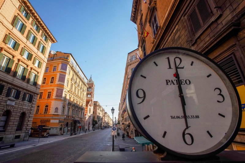 Los italianos se han mantenido largo tiempo en cuarentena. (AP)