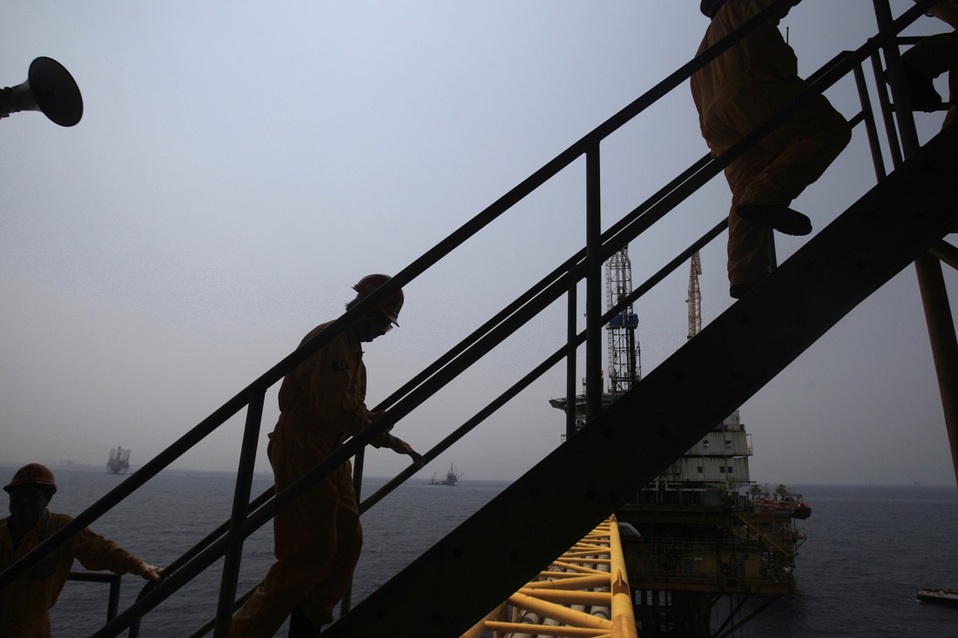 Pemex informó que comenzó con el retiro de su personal de plataformas. (Reuters)