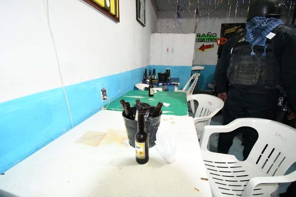 Las personas fueron detenidas por consumir bebidas alcohólicas en la vía pública.