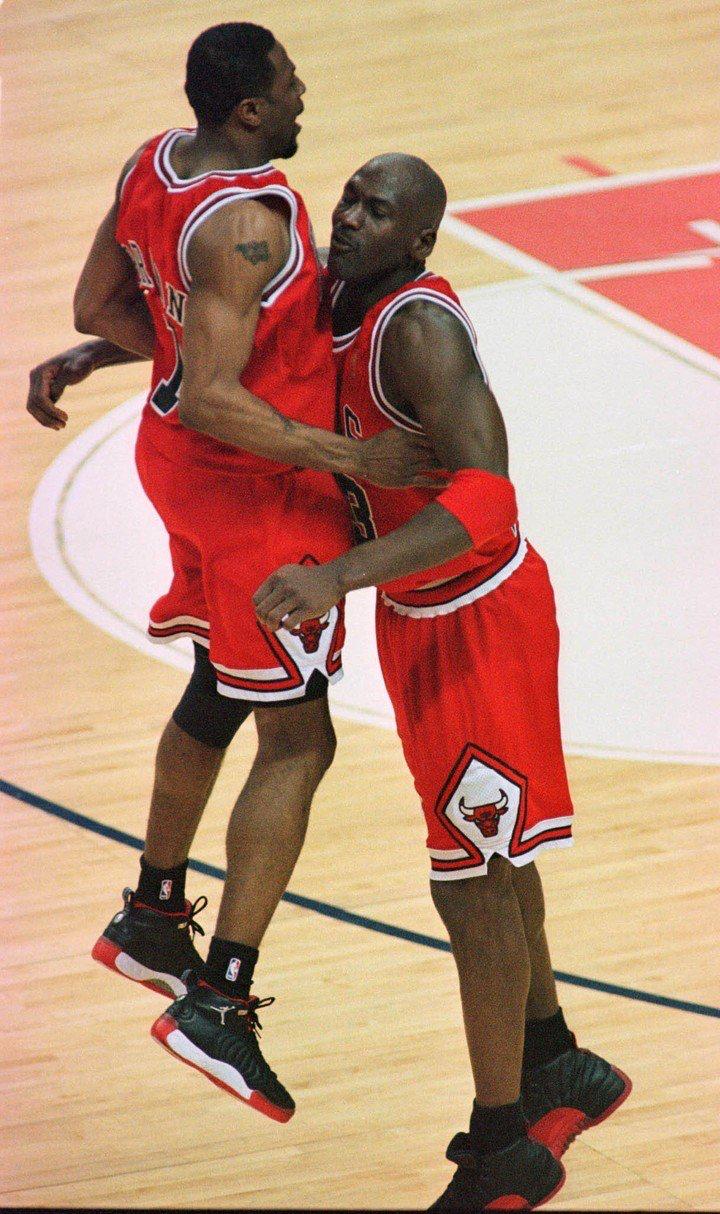 Randy Brown y Michael Jordan (AP)