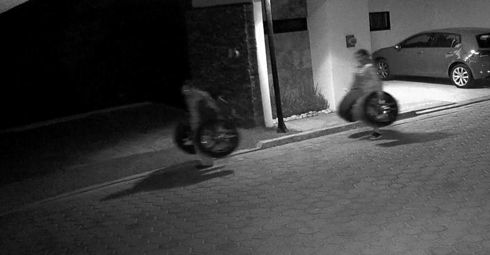Roban llantas de camionetas de lujo en fraccionamiento de San Pedro Cholula. (Especial)