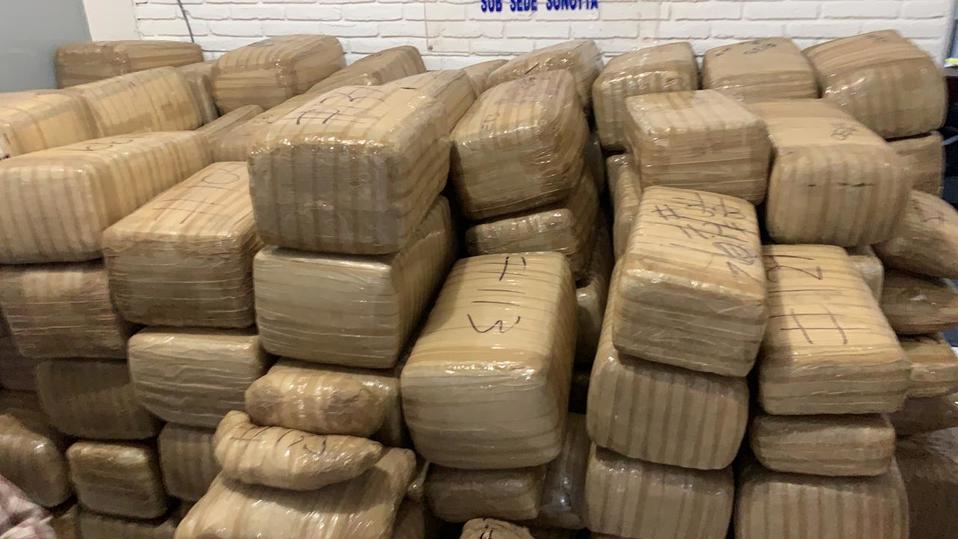 Se les halló 137 paquetes que contenían en total 890 kilos del enervante.