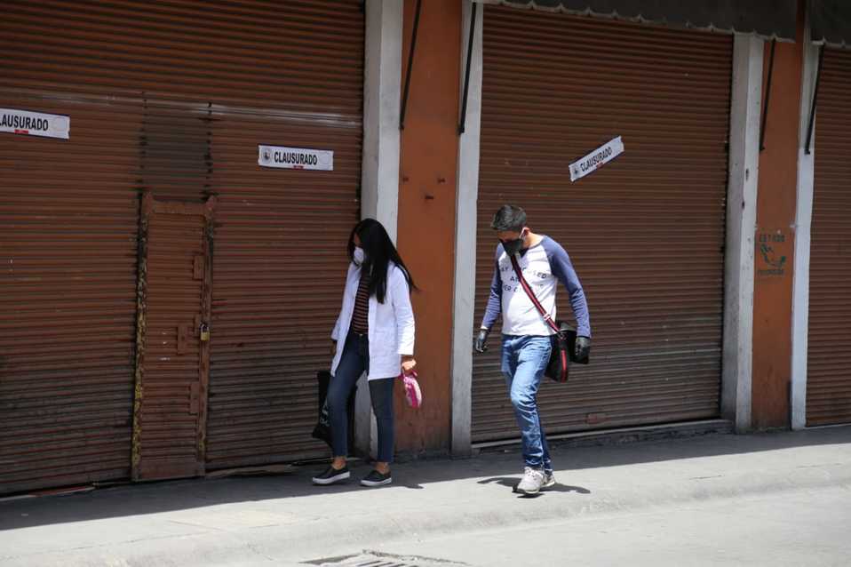 Clausuran comercios no esenciales que siguen dando atención a pesar de la contingencia. (Jorge Sánchez)