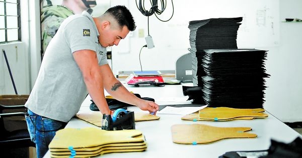 La configuración de los artículos de seguridad depende del calibre, por lo que pueden pesar de 3.5 a 2.6 kilos. Avelina Martínez