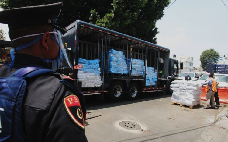 Grupo Modelo hace donación a policías de cubrebocas. Foto: (Especial)
