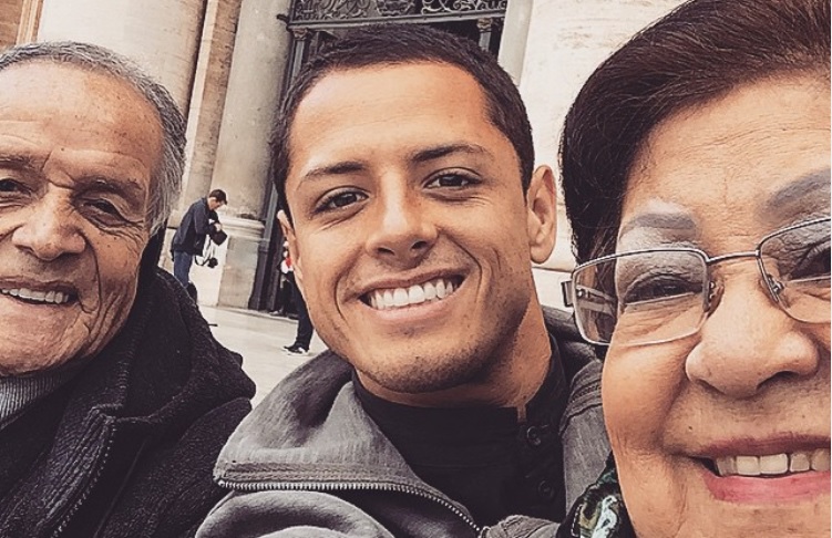 Javier Hernández con su abuelo Tomás Balcázar (Instagram)