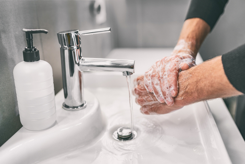 Lavarse las manos es una acción vital contra el coronavirus (Shutterstock).