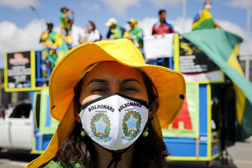 Manifestante a favor de Jair Bolsonaro en una protesta contra la cuarentena en Brasil. (AFP)