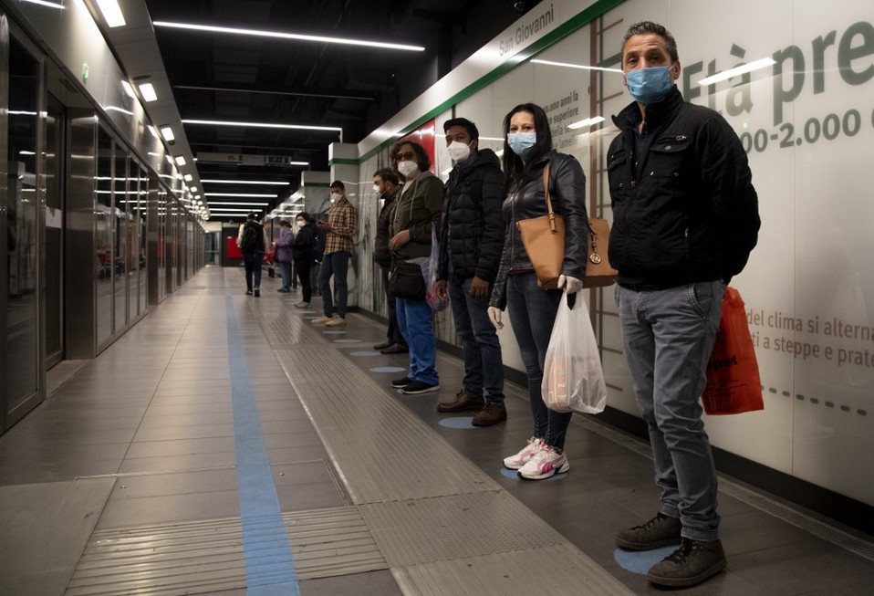 El metro de Roma pasa por una fase de prueba días antes de la reapertura parcial de Italia, cuyos casos de covid-19 bajaron considerablemente. (AFP)