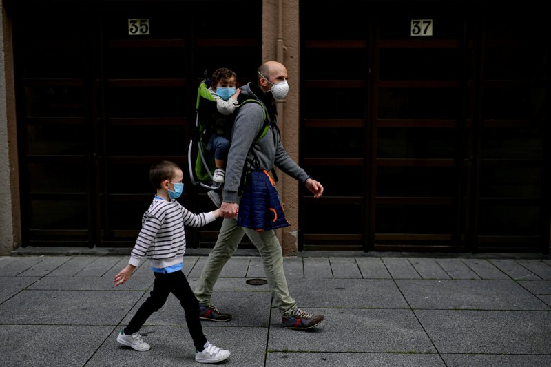 El país permitió ayer la salida de la cuarentena de niños acompañados por un adulto. (AP)