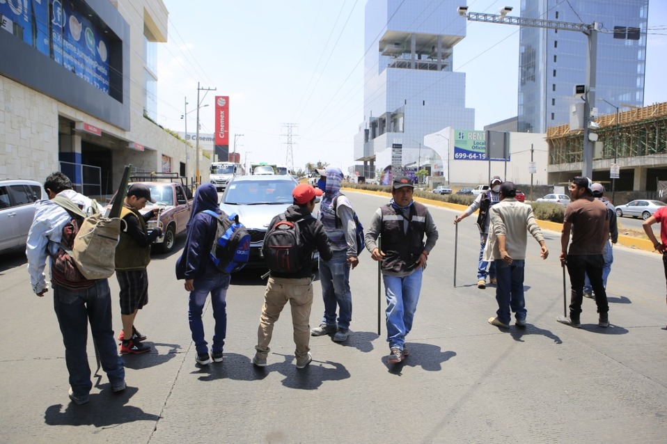 Más de 50 personas, cerraron ambos sentidos de la avenida que conecta con la vía Atlixcáyotl.  (Andrés Lobato)
