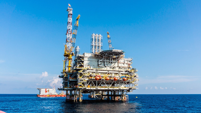 Petróleo se hunde más de 20% por preocupación sobre almacenamiento