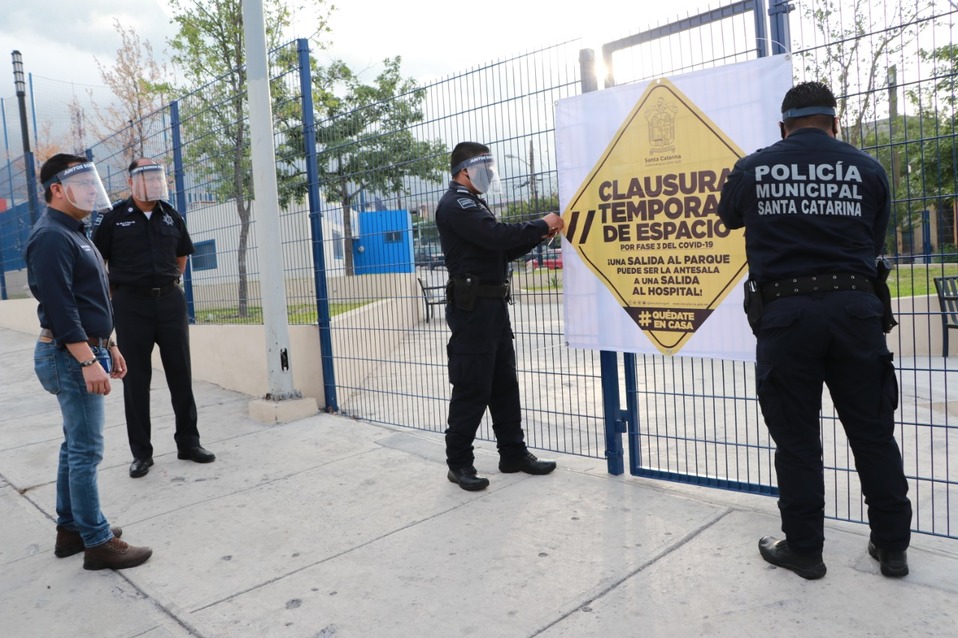 Policías municipales apoyaron las clausuras de los espacios públicos. Foto: Especial