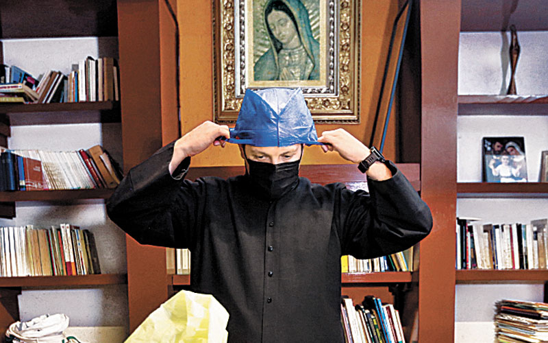 Sacerdotes también toman sus precauciones. (Jorge Carballo)