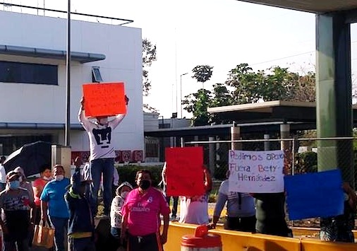 Bloquean comerciantes caseta en Salamanca. Captura redes sociales.