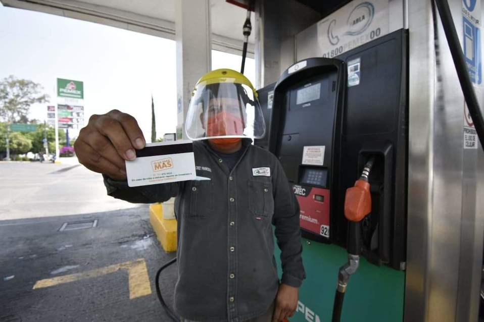 El empresario regala gasolina a personal de salud. (Rogelio Agustín)