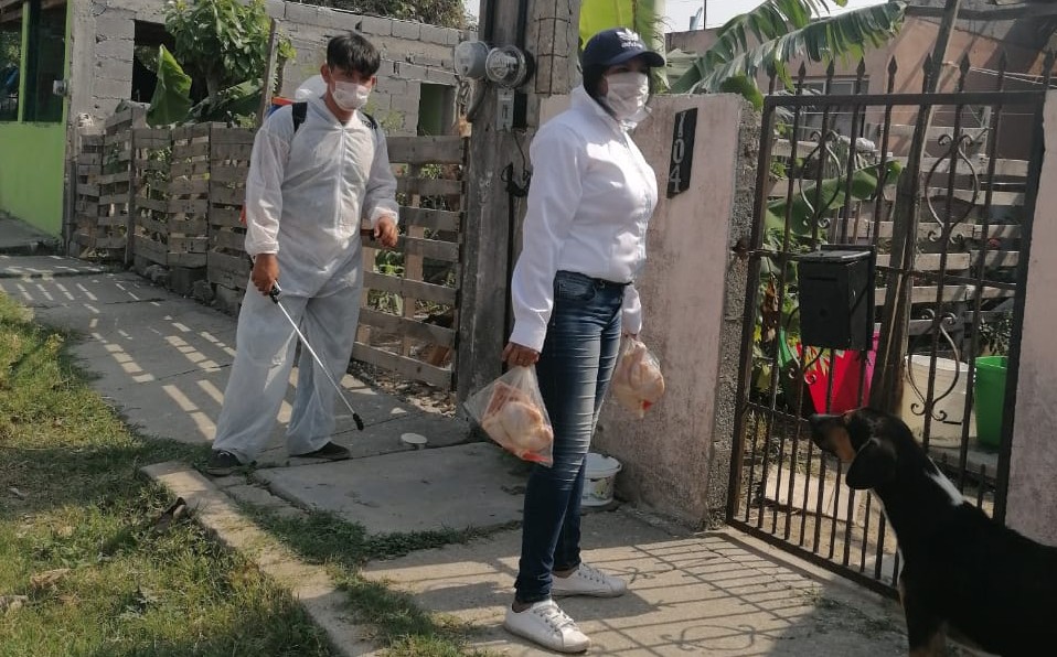 Entregan pollo y despensa a familias. | Antonio Campos