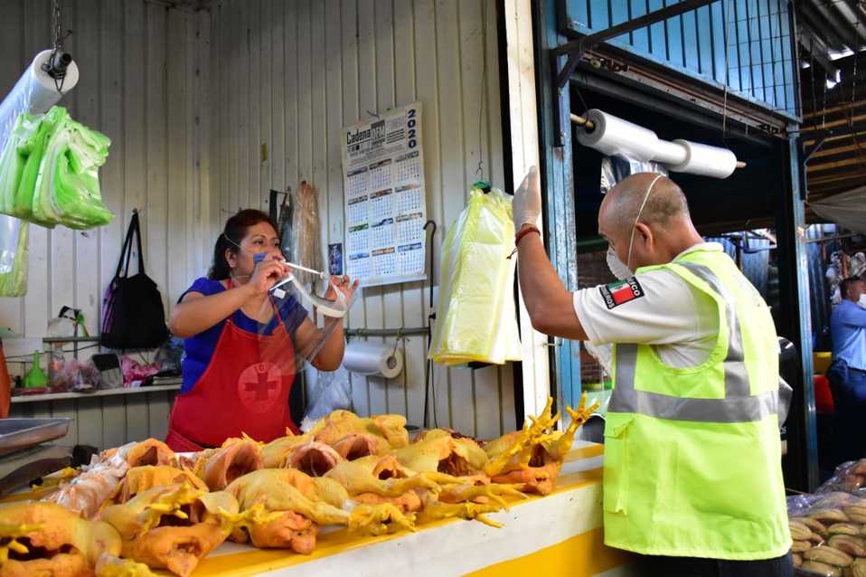 Se entregó alcohol en gel, cubrebocas, caretas  y equipo de limpieza. (Especial)