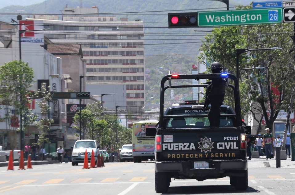Fuerza Civil recorriendo las calles del centro de Monterrey. Foto: Raúl Palacios.