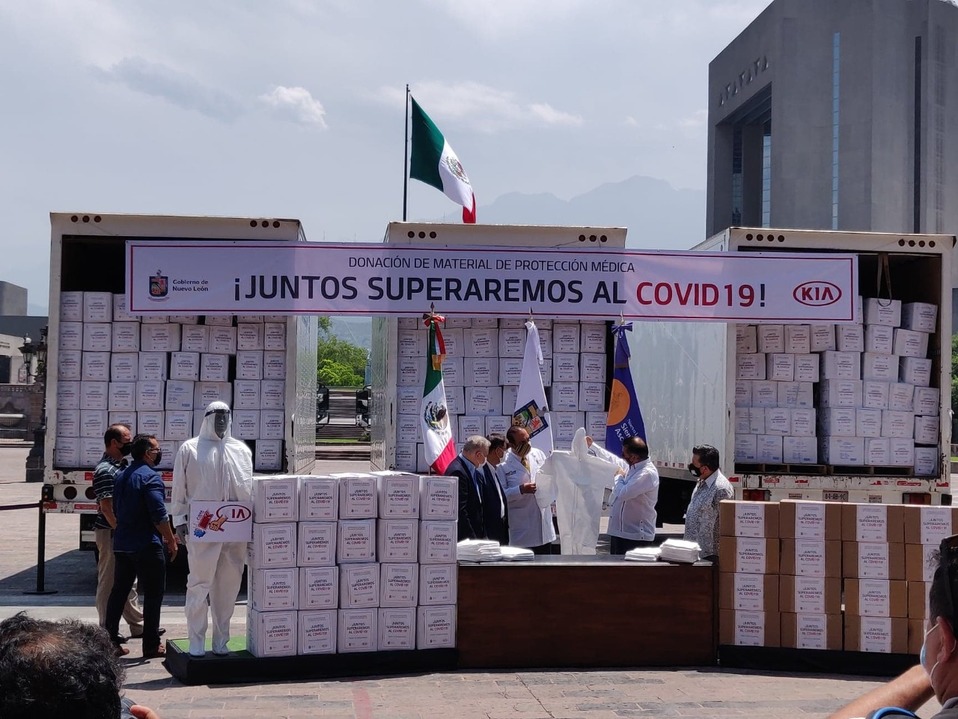 Heineken entregó al voluntariado del IMSS 15 mil 120 botellas de gel antibacterial. Foto: Especial.