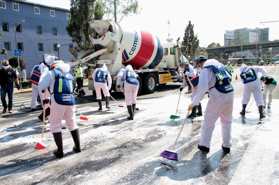 Personal de la alcaldía Benito Juárez y Cemex desinfectaron el paradero de Mixcoac.