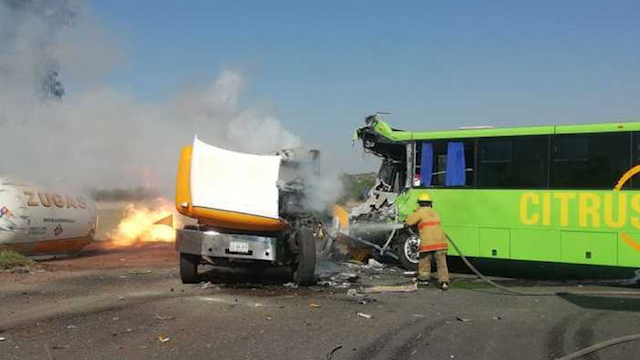 Pipa de gas y autobús chocan en Zumpango