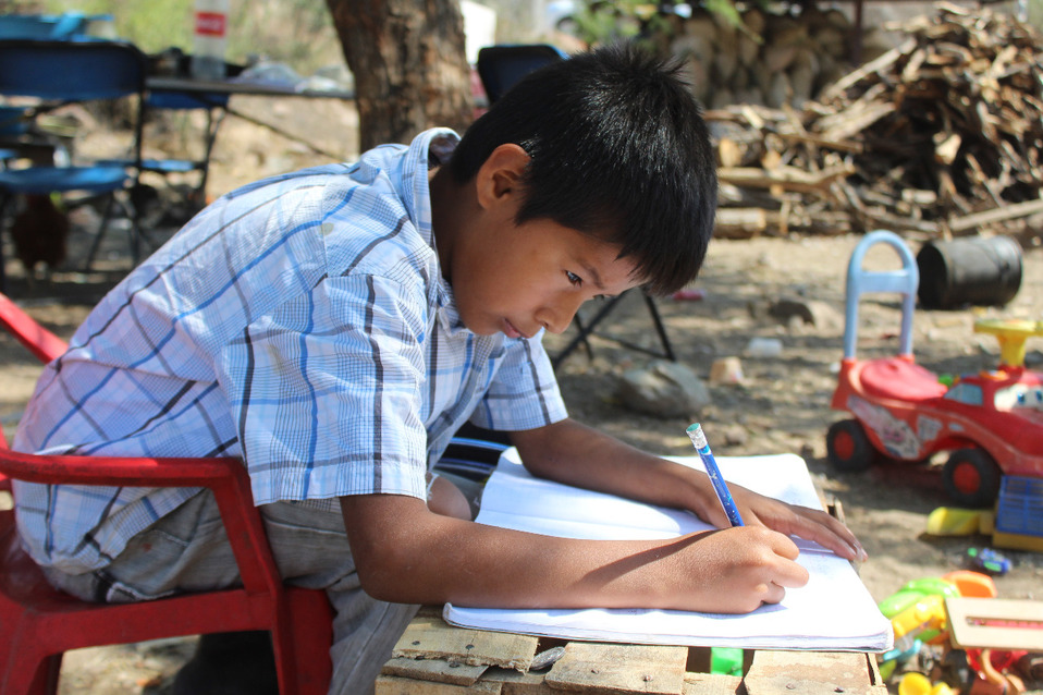Preocupa a estudiantes rezagar su educación a falta de internet. Foto: Dany Béjar.