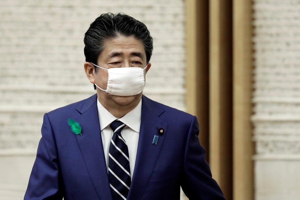 Shinzo Abe usando una de las mascarllas que buscaba entregar a millones de japoneses. (Reuters)