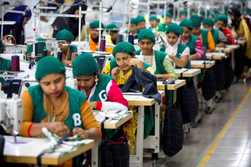 Los trabajadores que viven cerca de sus trabajos fueron los primeros en regresar a las líneas de producción. (AP)