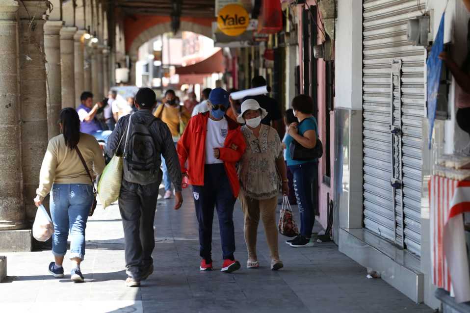 El tránsito de gente por las calles de Pachuca no ha disminuido a pesar de estar en Fase 3. (Jorge Sánchez)