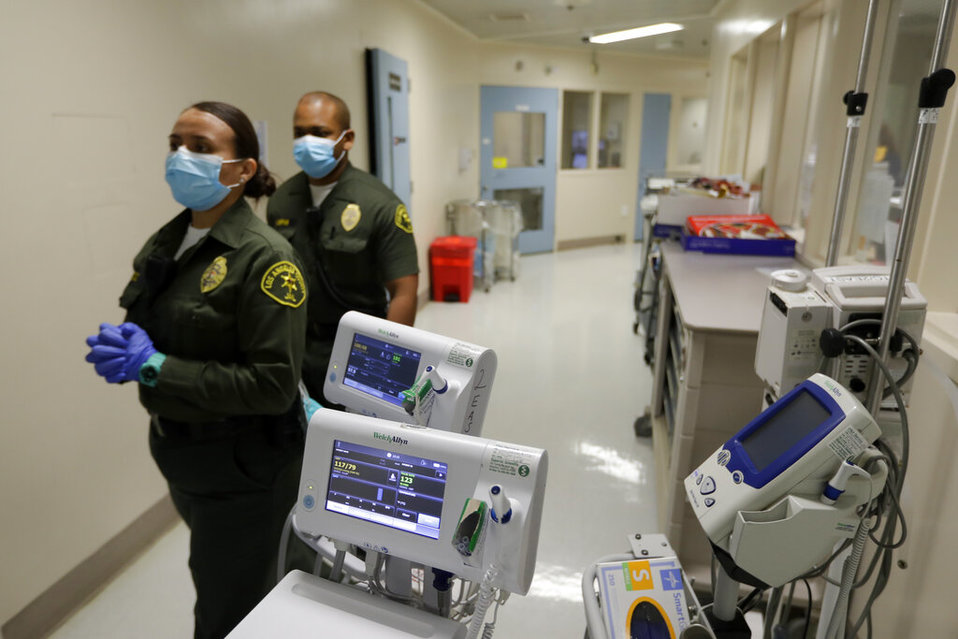 Estados Unidos está revisando casos para liberar algunos presos por coronavirus. (AP)