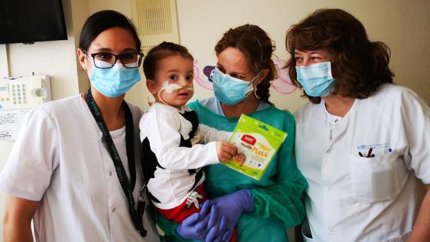 Víctor y parte del equipo médico que lo atendió (NUPA).