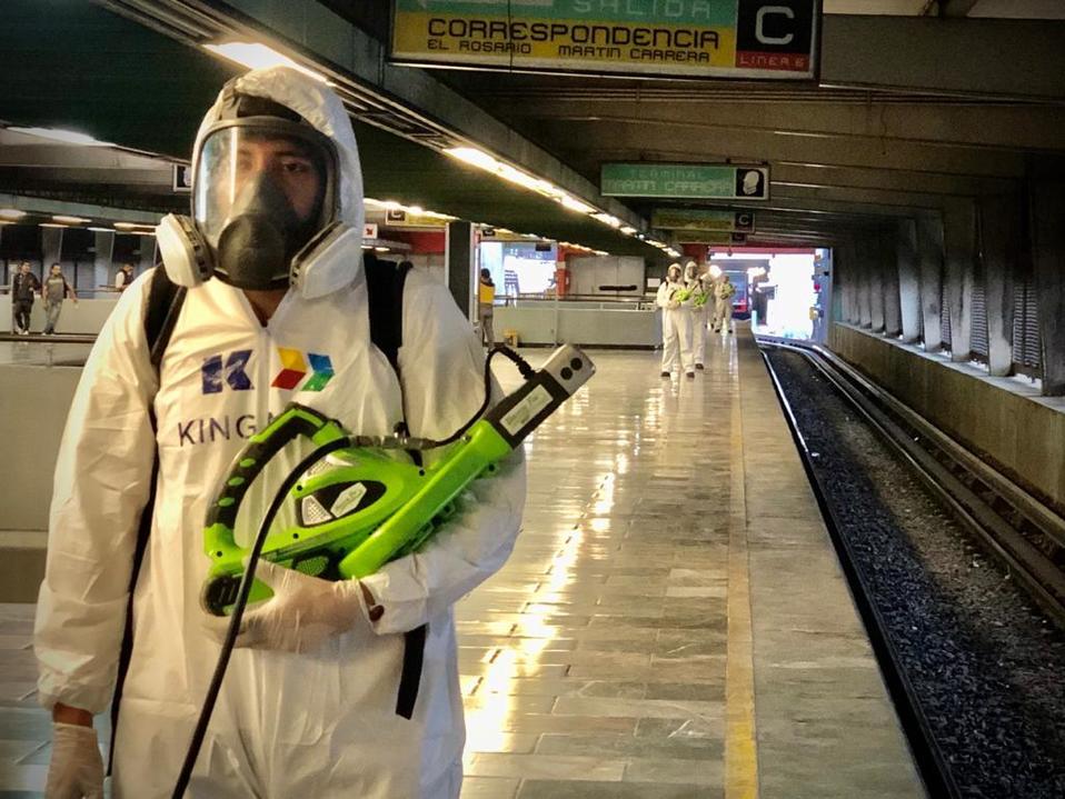 Desinfección de estaciones del Metro. (Especial)