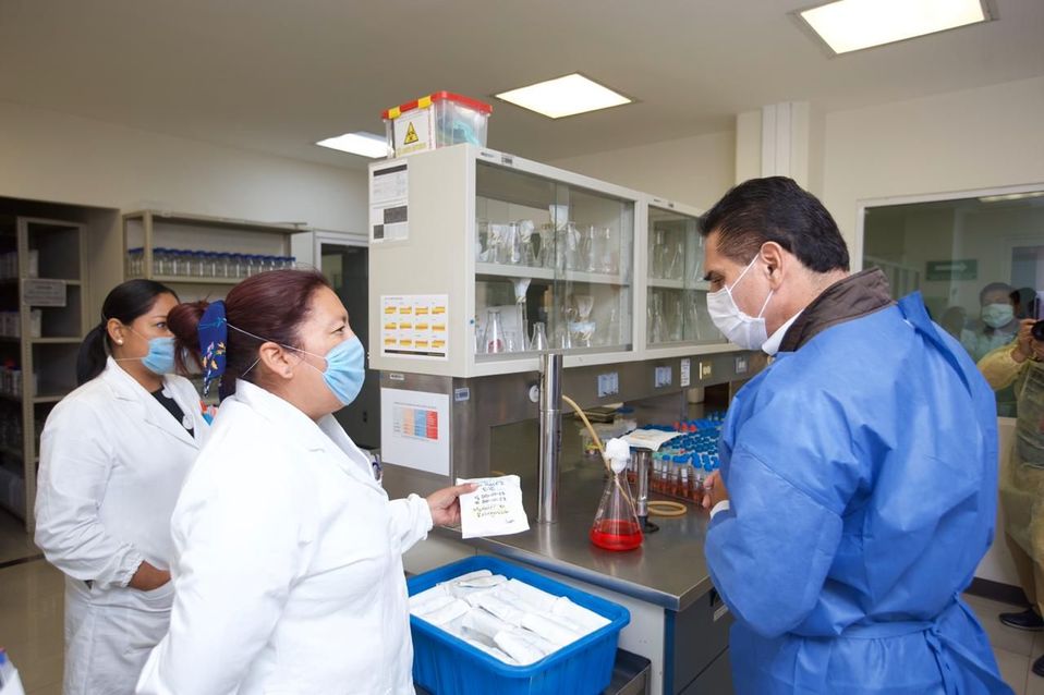 El gobernador condenó la agresión a la trabajadora de la salud.