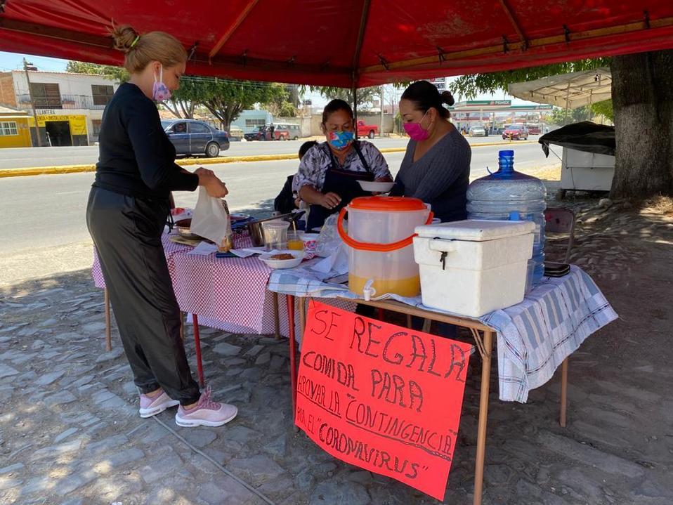 A la entrada del pueblo ribereño, ciudadanos ofrecen alimentos recién preparados. (Erick Breguer)