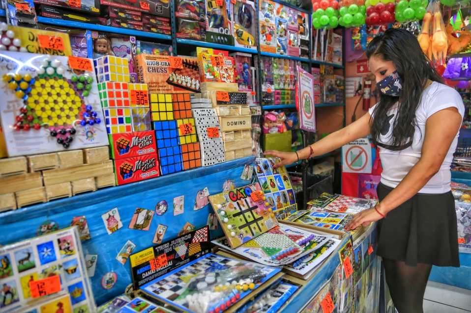 Guadalupe Moreno ordena los productos en una juguetería del centro histórico, en estos días la venta ha bajado hasta un 60% (Andrés Lobato)
