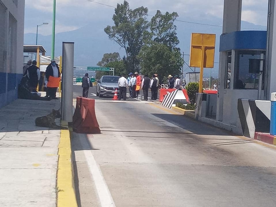 Se manifiestan conductores turísticos en caseta de Cuapiaxtla. (Adolfo Tenahua)