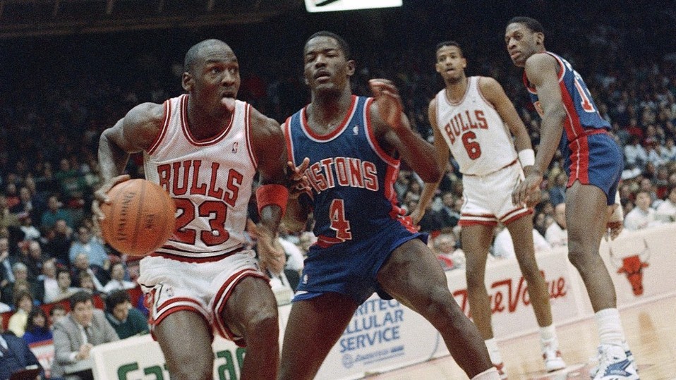 Michael Jordan en un duelo frente a Detroit Pistons (AP)