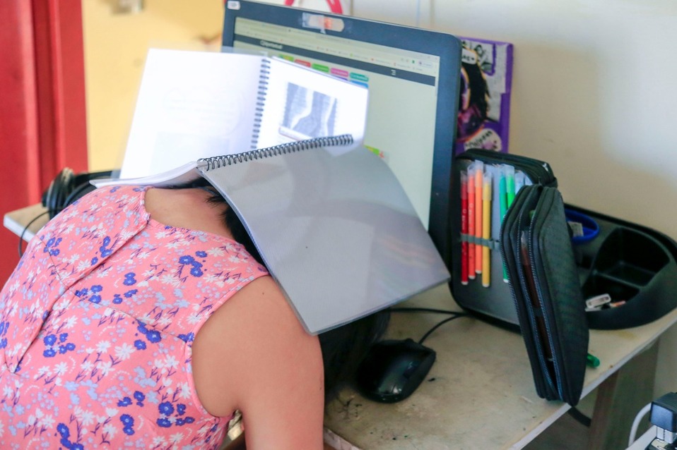 Una niña lamenta desde su computadora que este año no le festejen el día del niño en la escuela. (Andrés Lobato)
