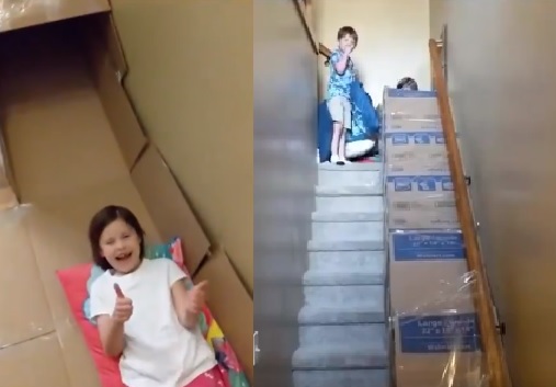 Los pequeños adaptaron las escaleras de su casa como un tobogán (Captura).