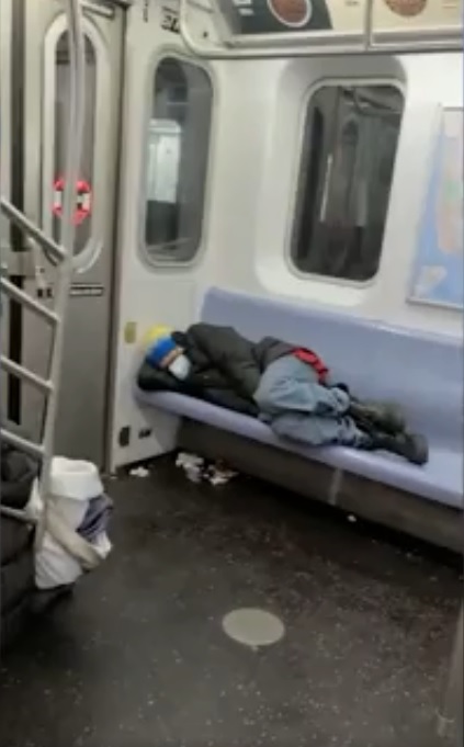 Personas sin hogar duermen en el metro de NY. (twitter/@NewYorkPost)