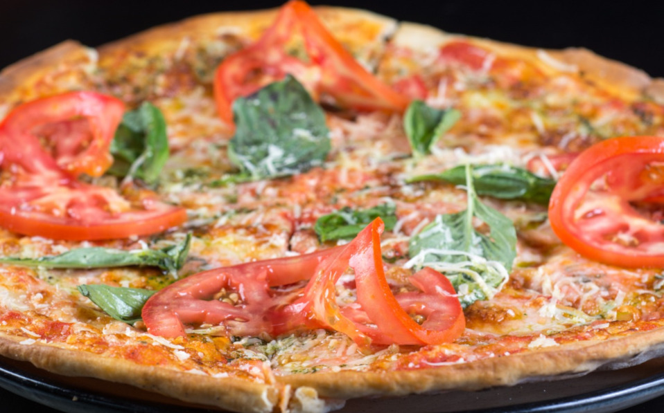 La pizza se hace al horno y puedes escoger los ingredientes (Cortesía)