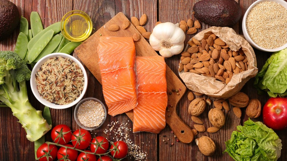El salmón, el ajo, las almendras y el pollo son algunos alimentos básicos en esta lista (Shutterstock).
