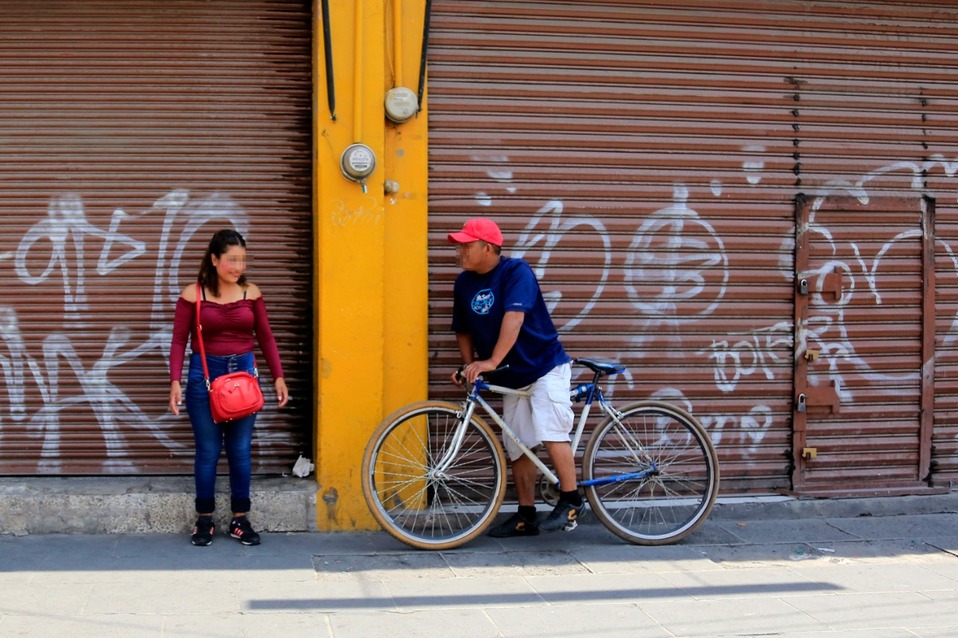 Las sexoservidoras que se ubican en la calle 14 poniente de la 3 a la 5 norte, realizan su actividad de manera normal. (Andrés Lobato)