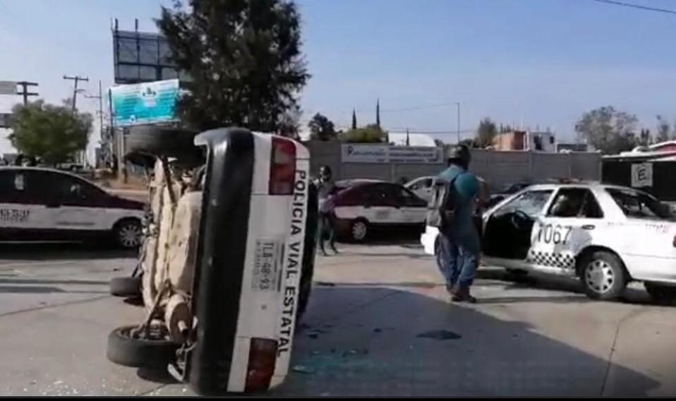 El vehículo policial fue volcado por los manifestantes. (Foto: Óscar Rodríguez)