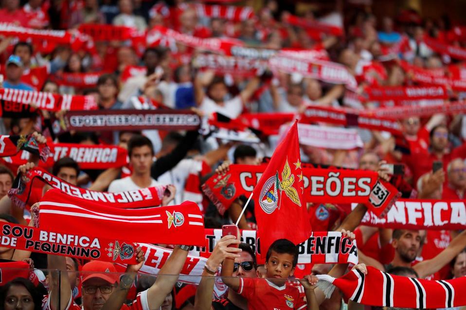 Aficionados de Benfica durante partido de futbol (Reuters)